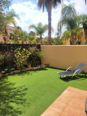 Bajo con una terraza espectacular al lado de la playa y con acceso directo a la piscina!